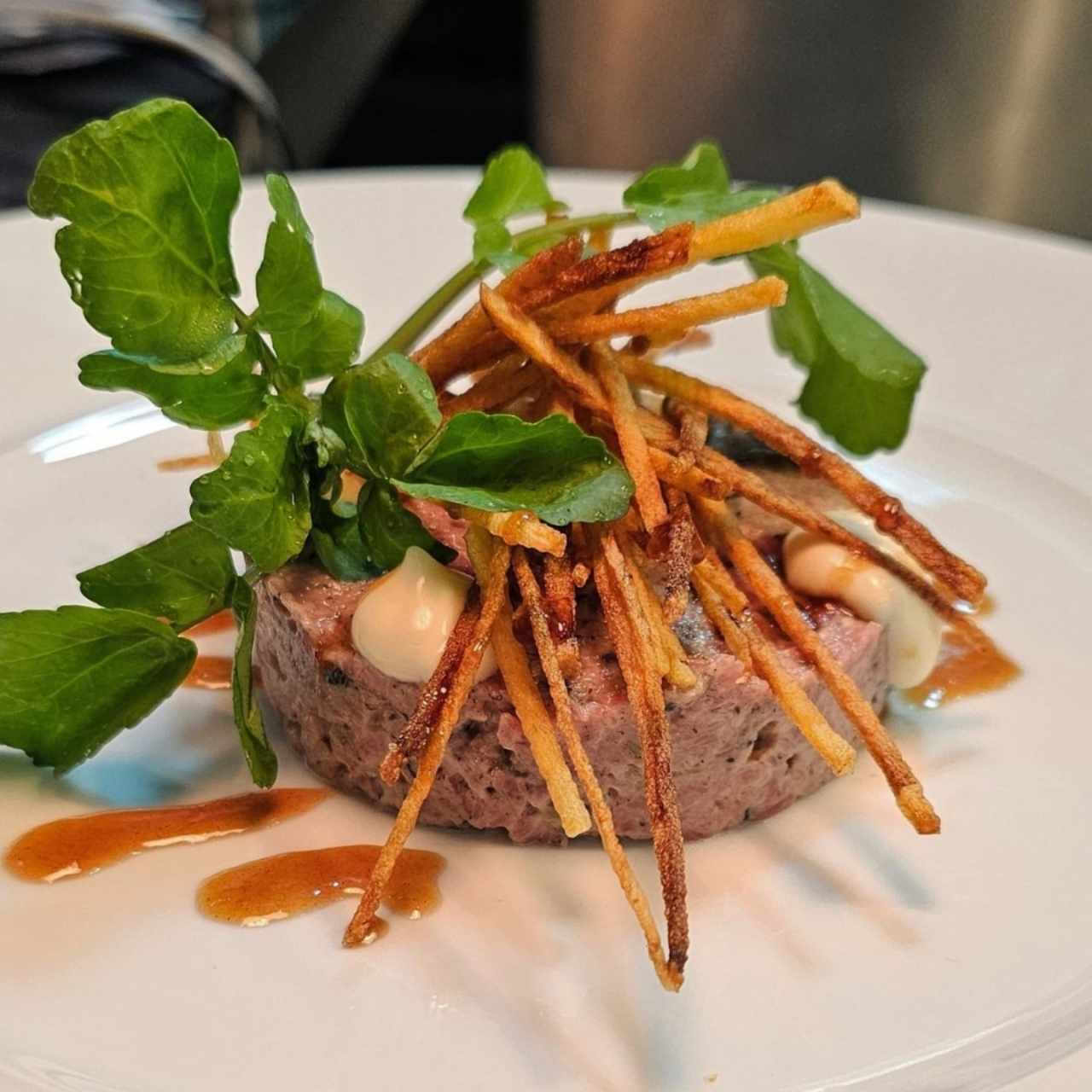 steak tartar trufado con papas pajas 