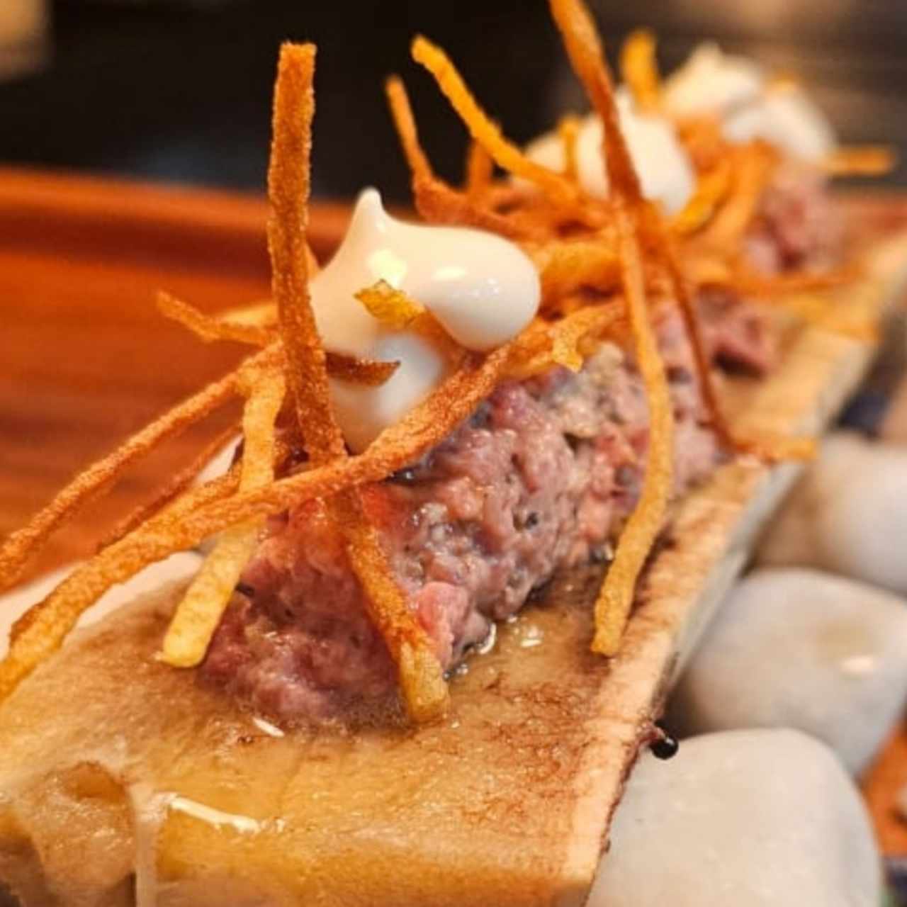 tuétano a la brasa con steak tartar trufado 