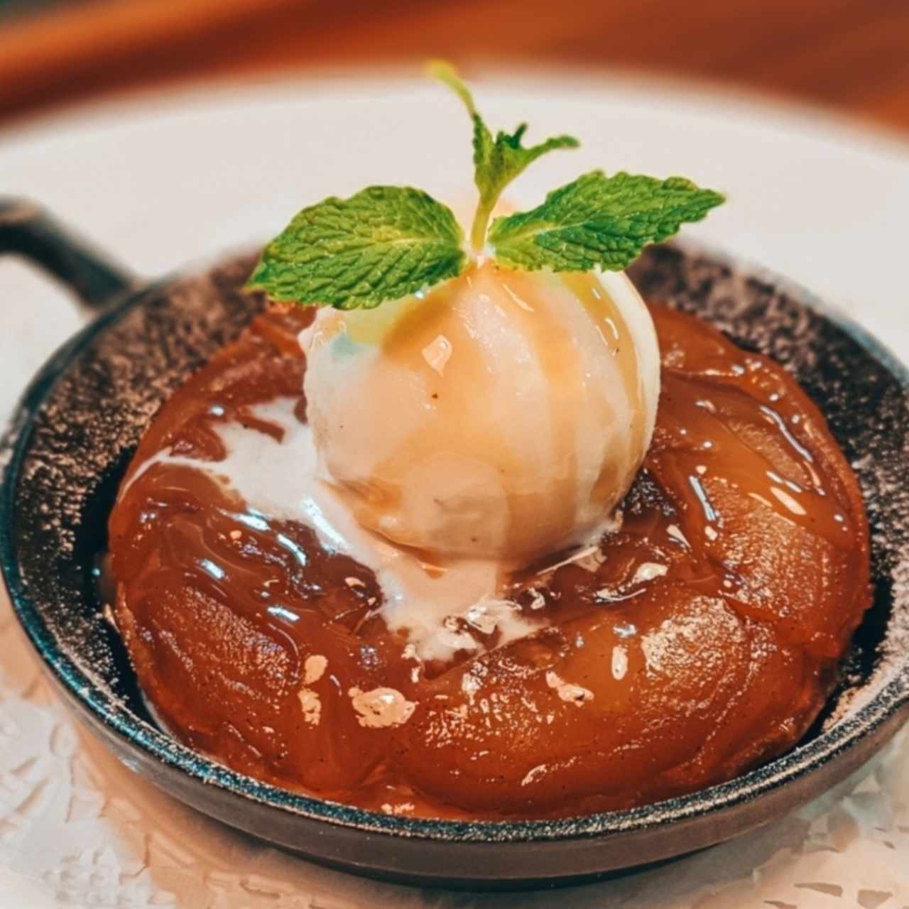 tarta tatin con helado de vainilla 