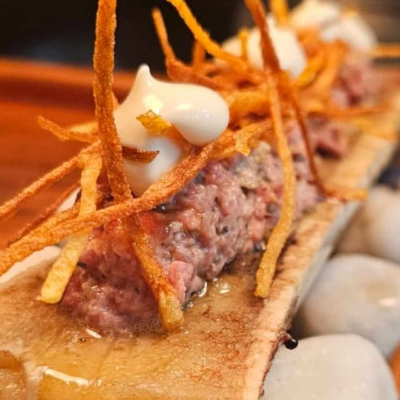 tuétano a la brasa con steak tartar trufado 