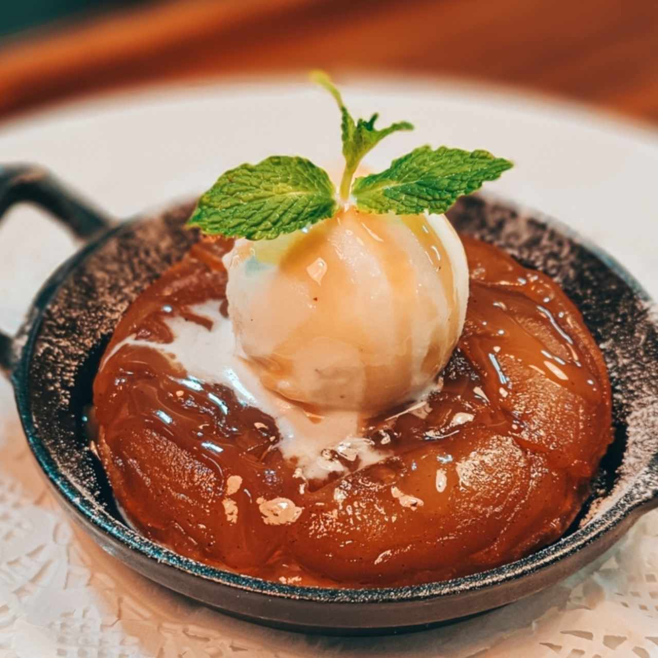 tarta tatin con helado de vainilla 