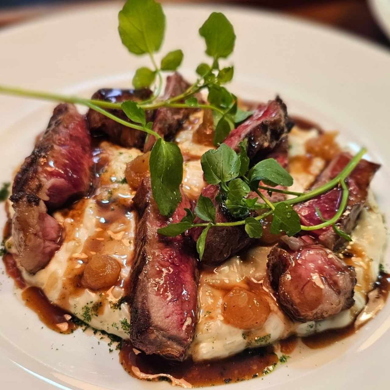 arroz meloso con queso de cabra y rib eye a la brasa 