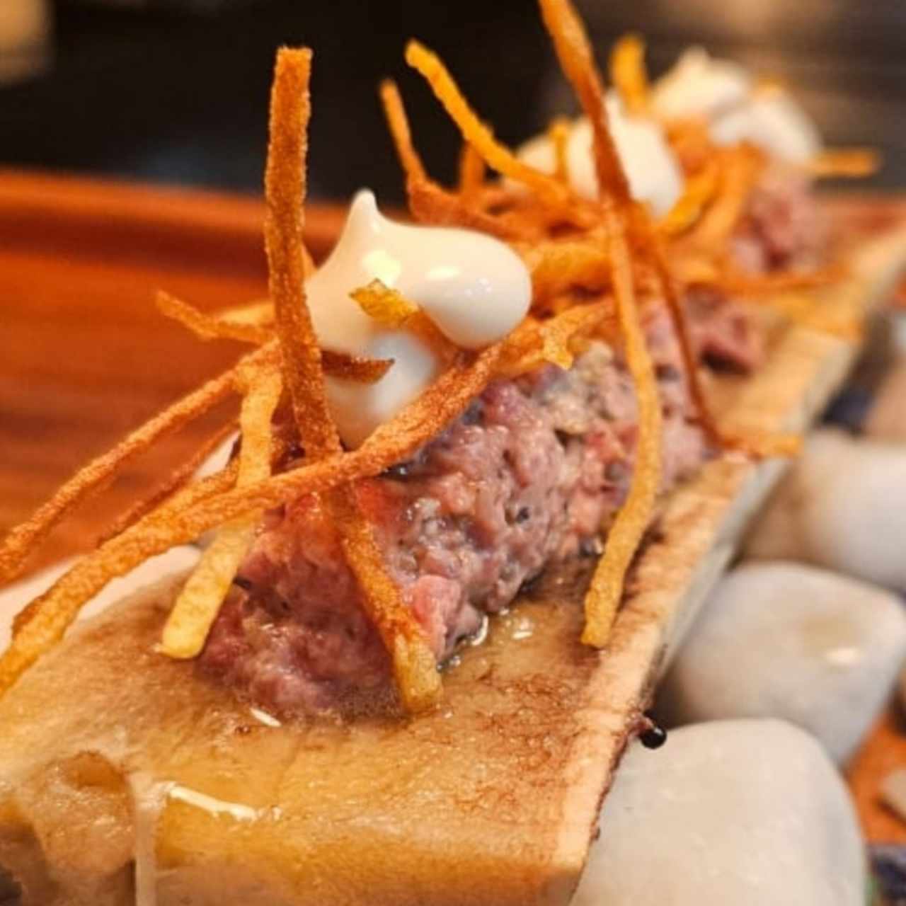 tuétano a la brasa con steak tartar 