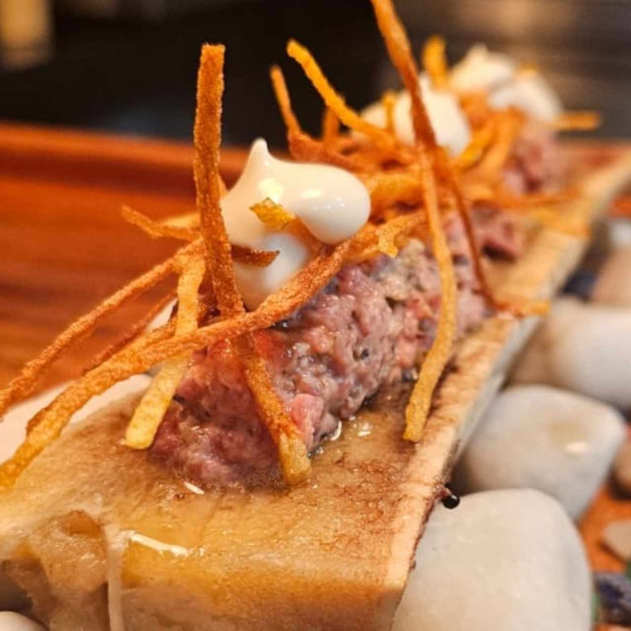 tuétano  a la brasa con steak tartar trufado 