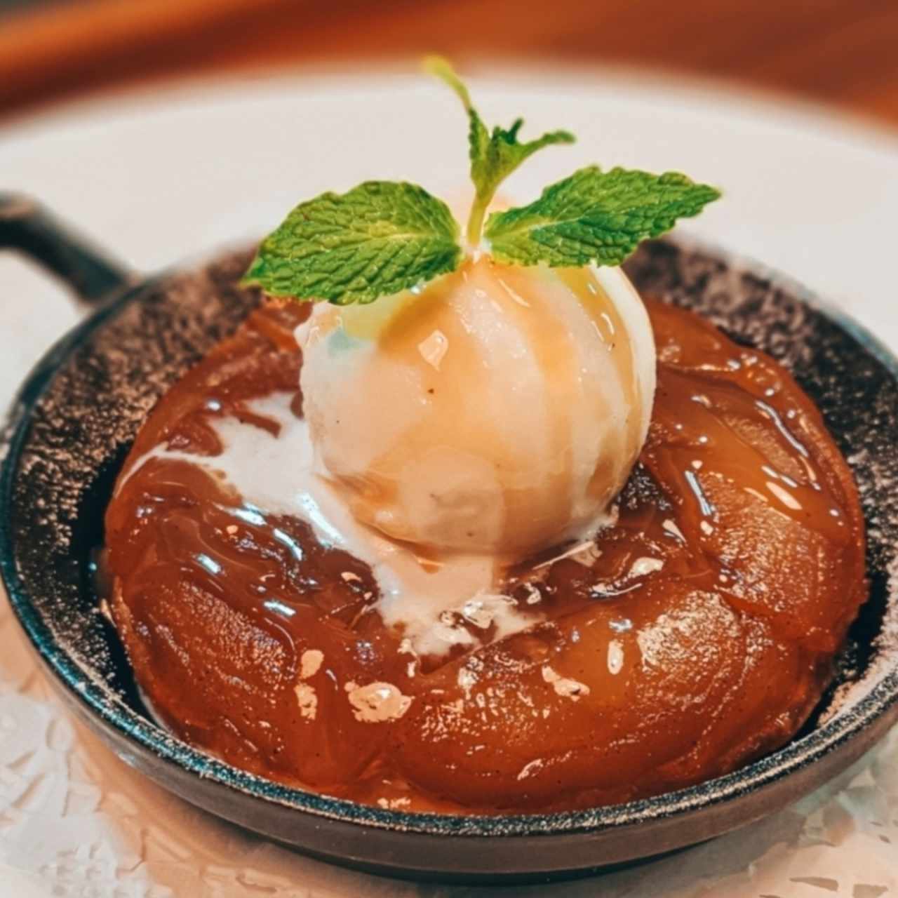 tarta tatin con helado de vainilla 