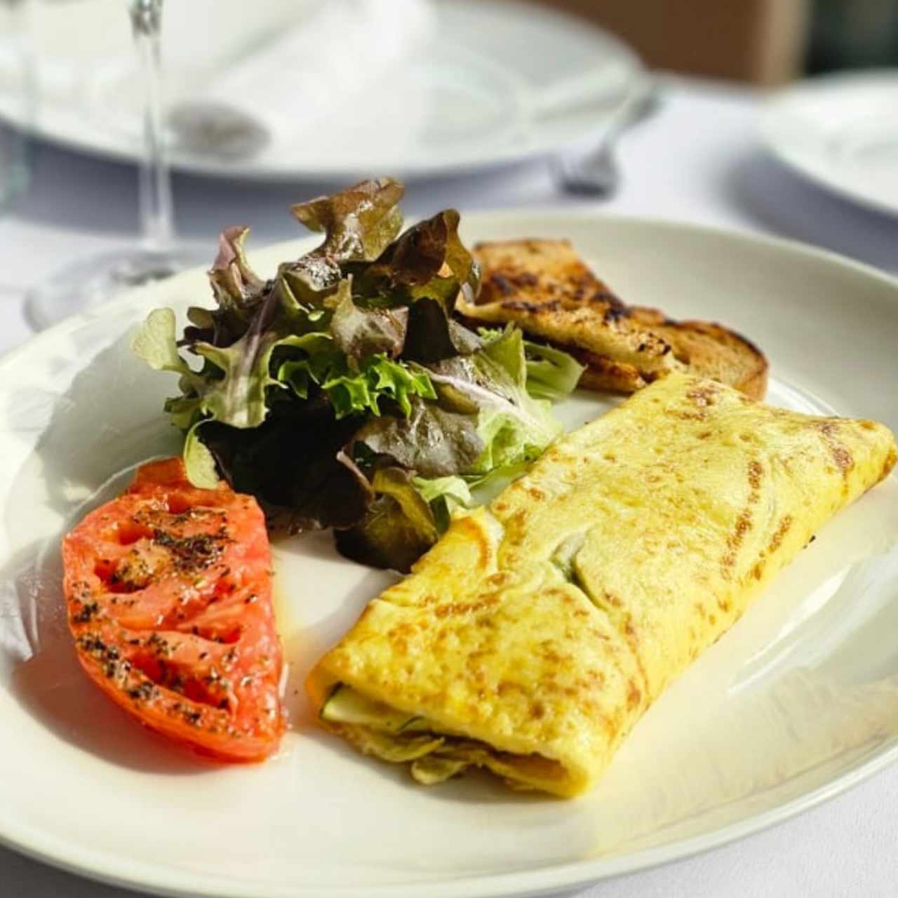 omelette con ensalada y tomate 