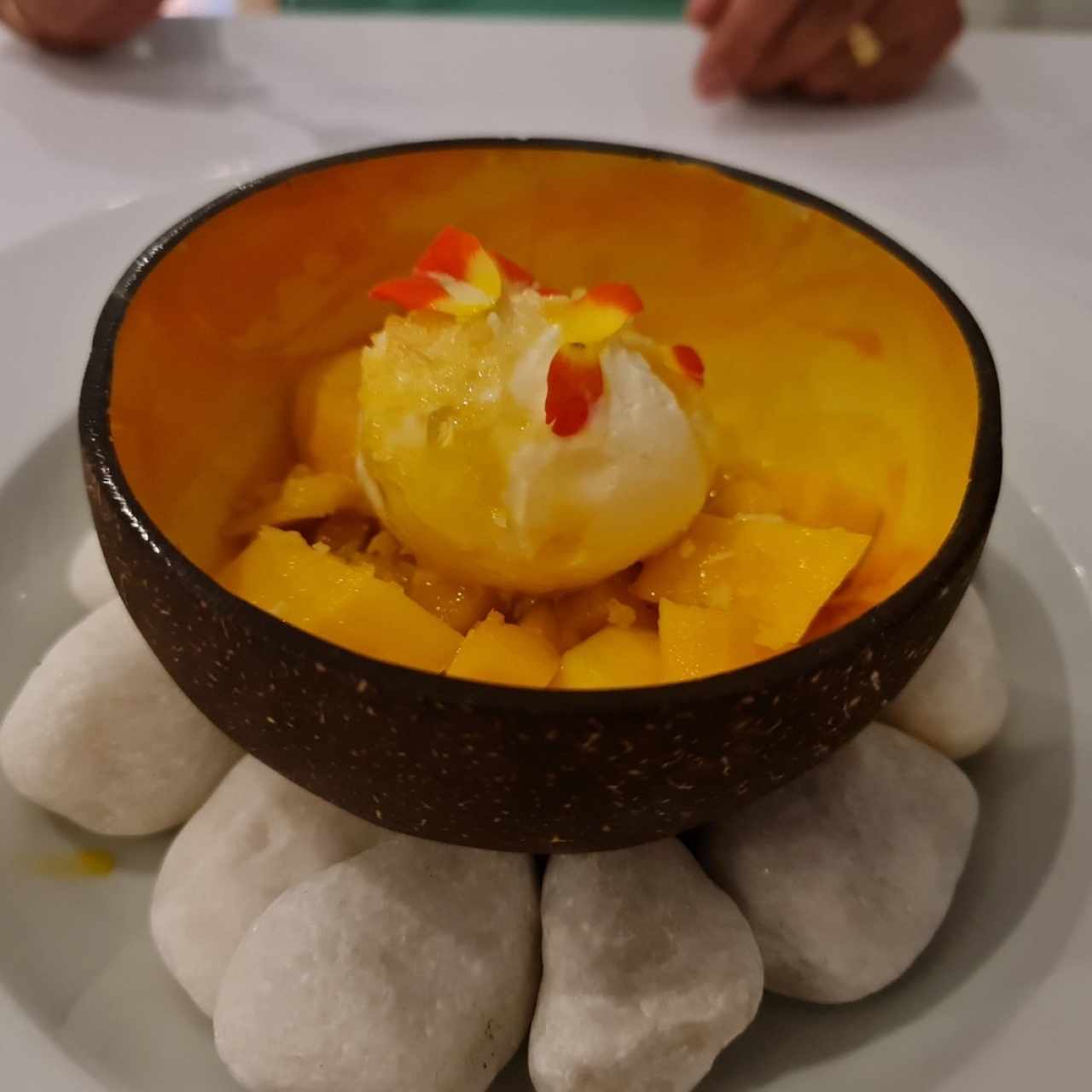 helado de coco con mango y maracuyá