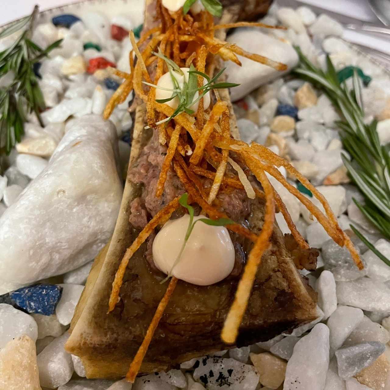 Tuétano a la brasa con steak tartare trufado