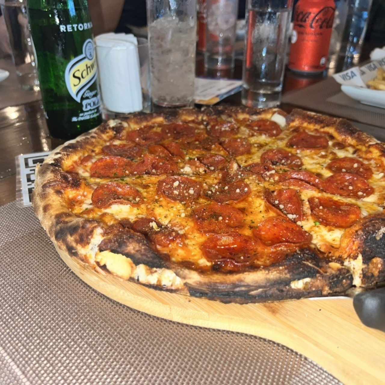 Pizza de pepperoni a la leña