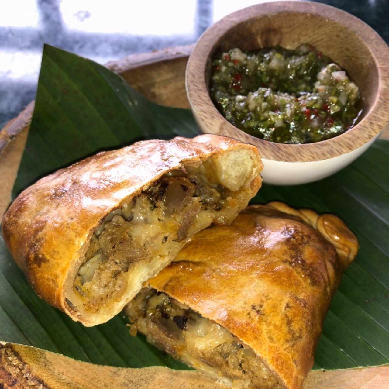 Empanadillas de puerco con chimichurri 