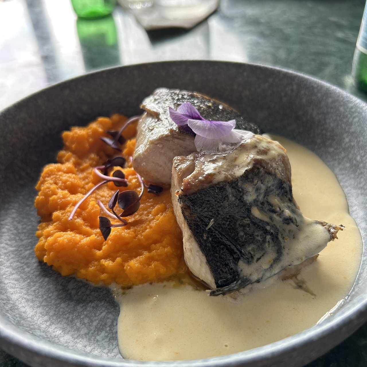 Pesca del dia con mantequilla y pure de zanahoria y jengibre 