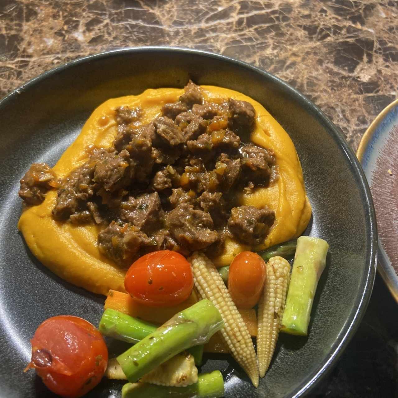 Ragu de res y pure de camote