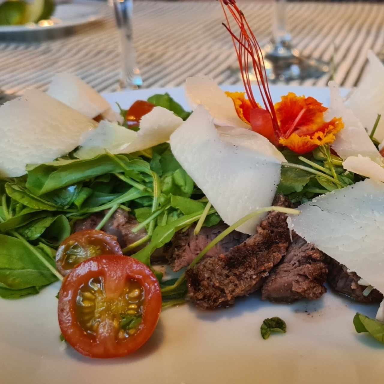 Ribeyes con rugula, pecorino y tomate