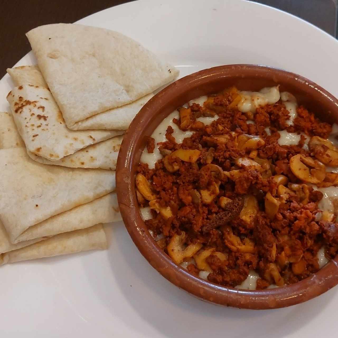 queso fundido con longaniza