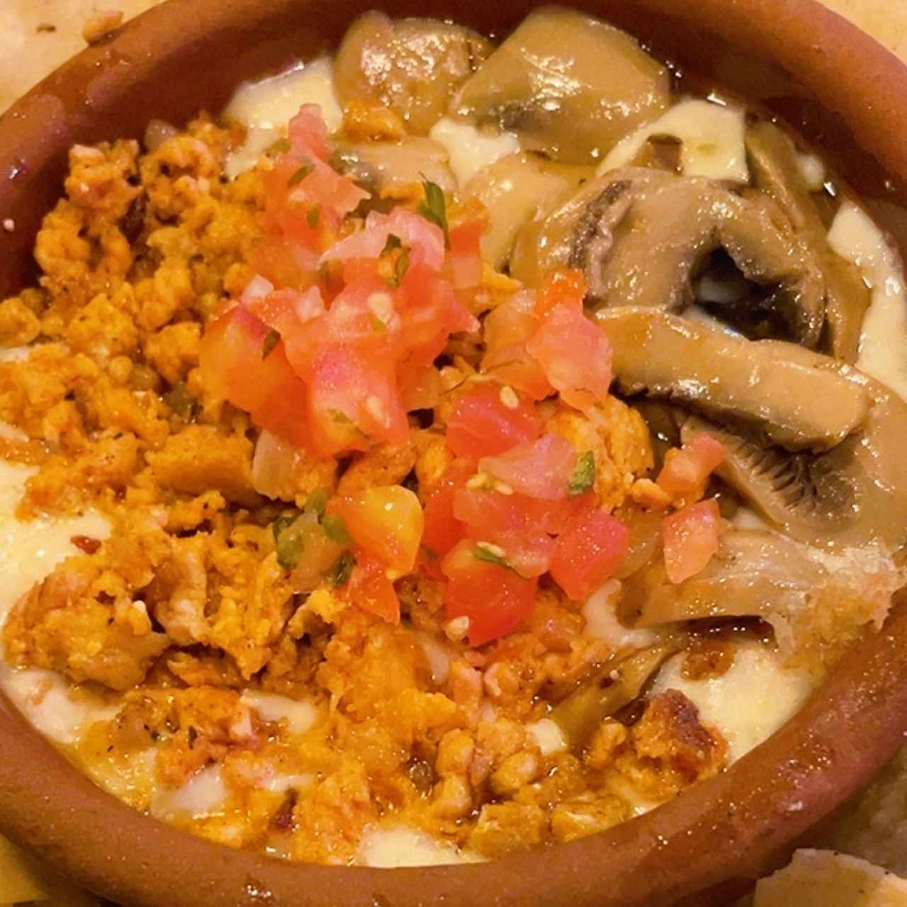 Queso Fundido con Champiñones