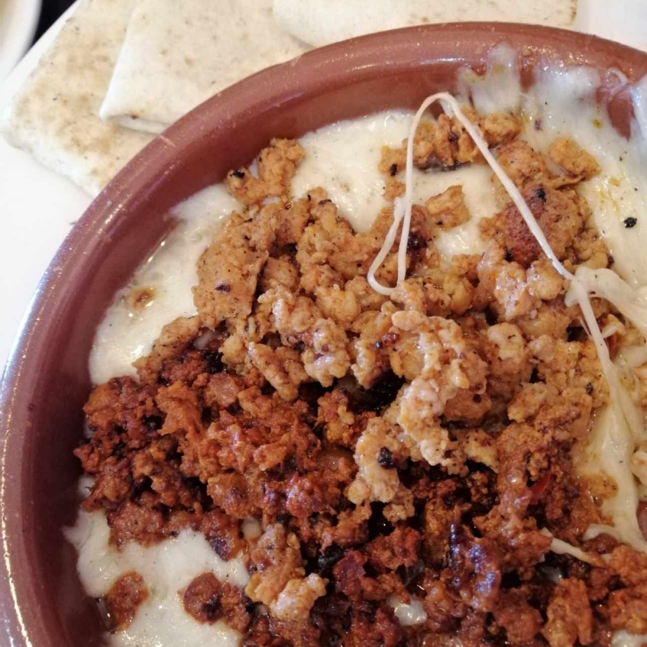 Queso fundido combinado con chorizo y longaniza