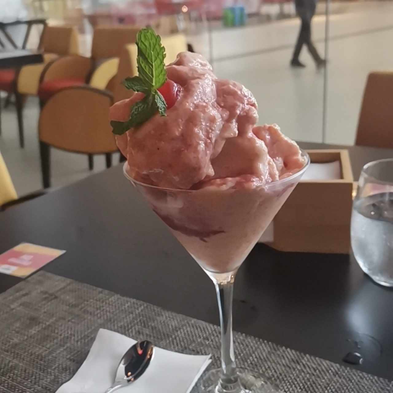 Helado con crema de papaya y licor