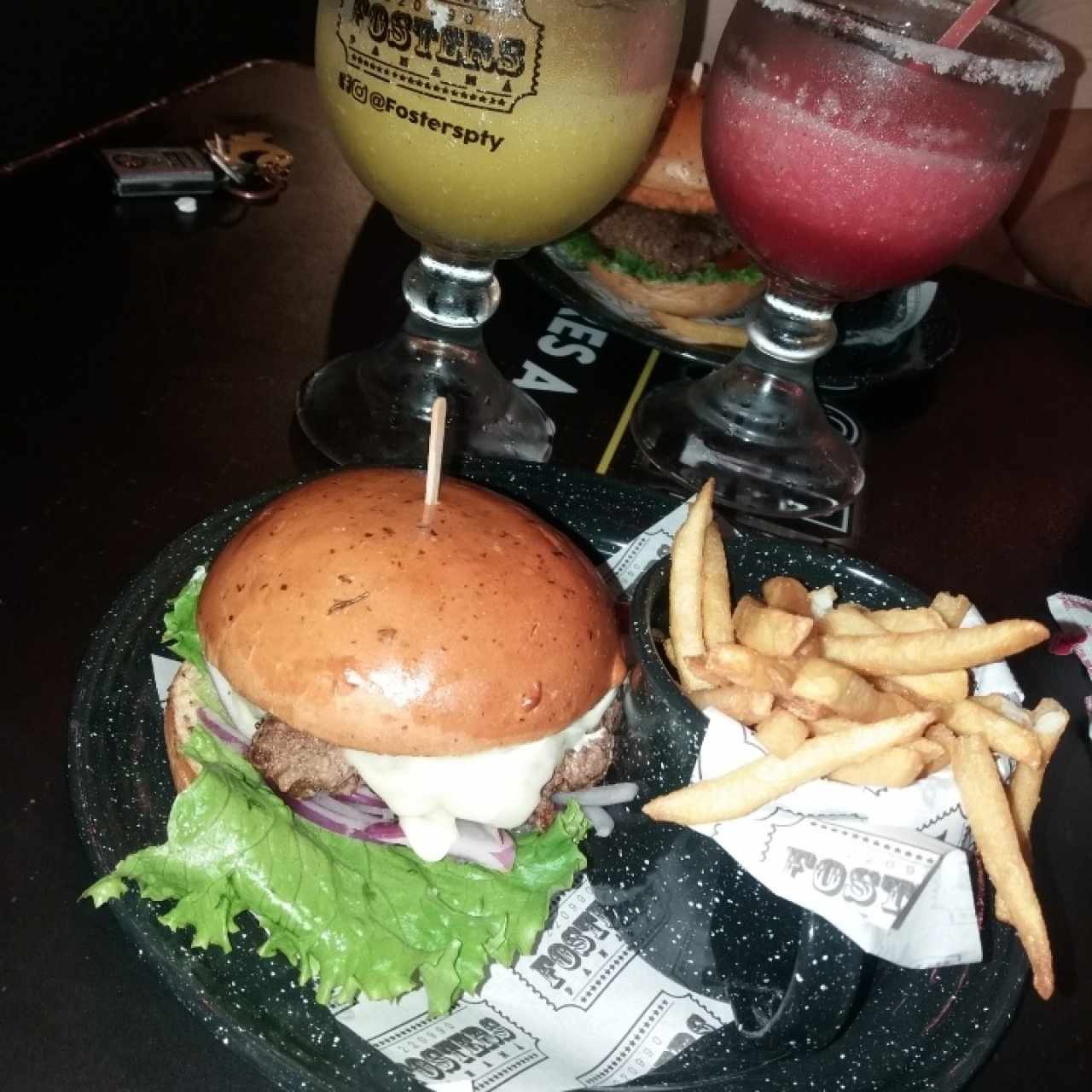 Explosiva burger acompañada de una margarita de mango