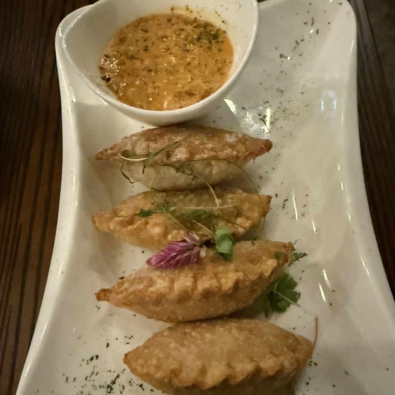 EMPANADAS DE SETAS CON SALSA ROMESCO