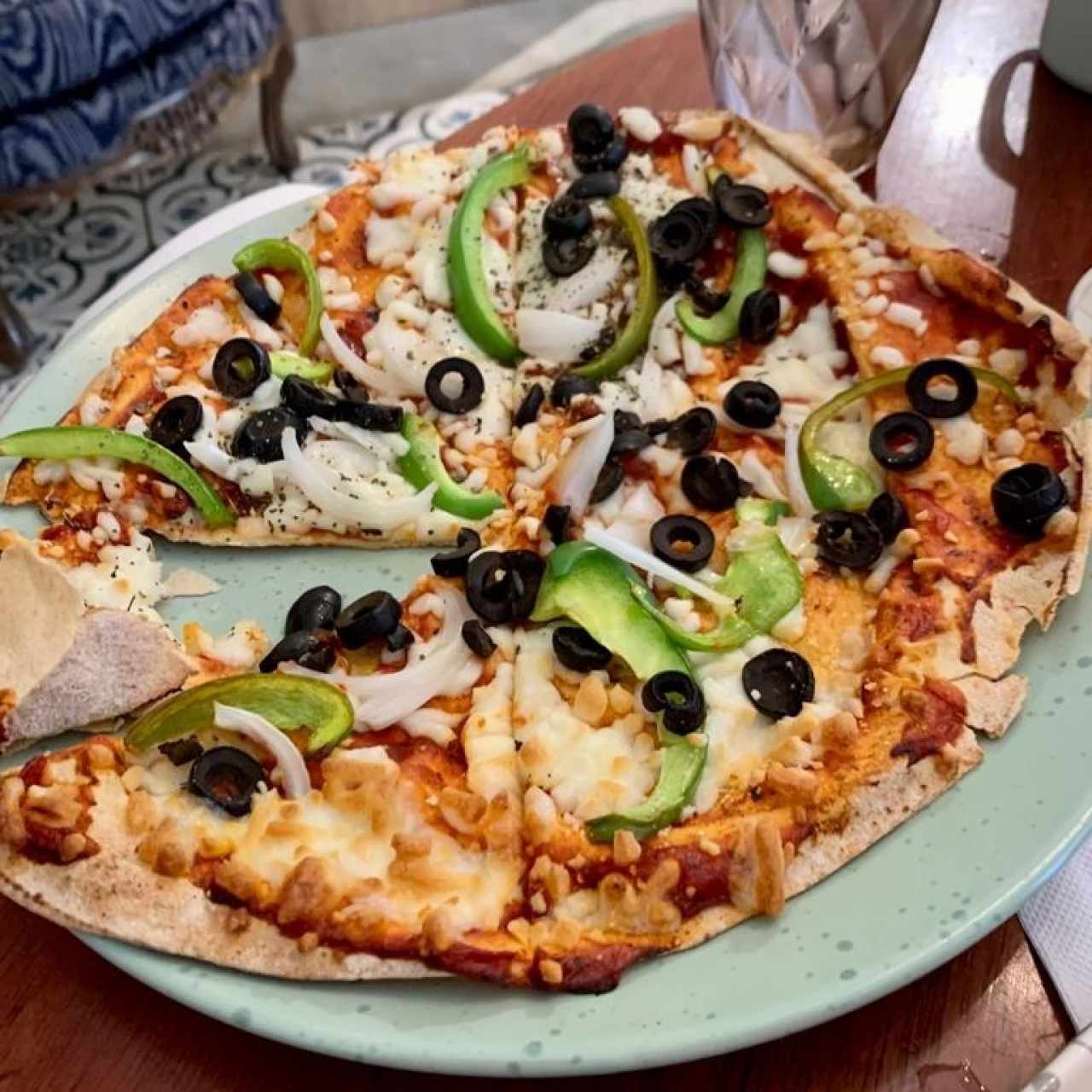 Pizzetta Mediterránea con Aceitunas Negras y Pimentones Verdes