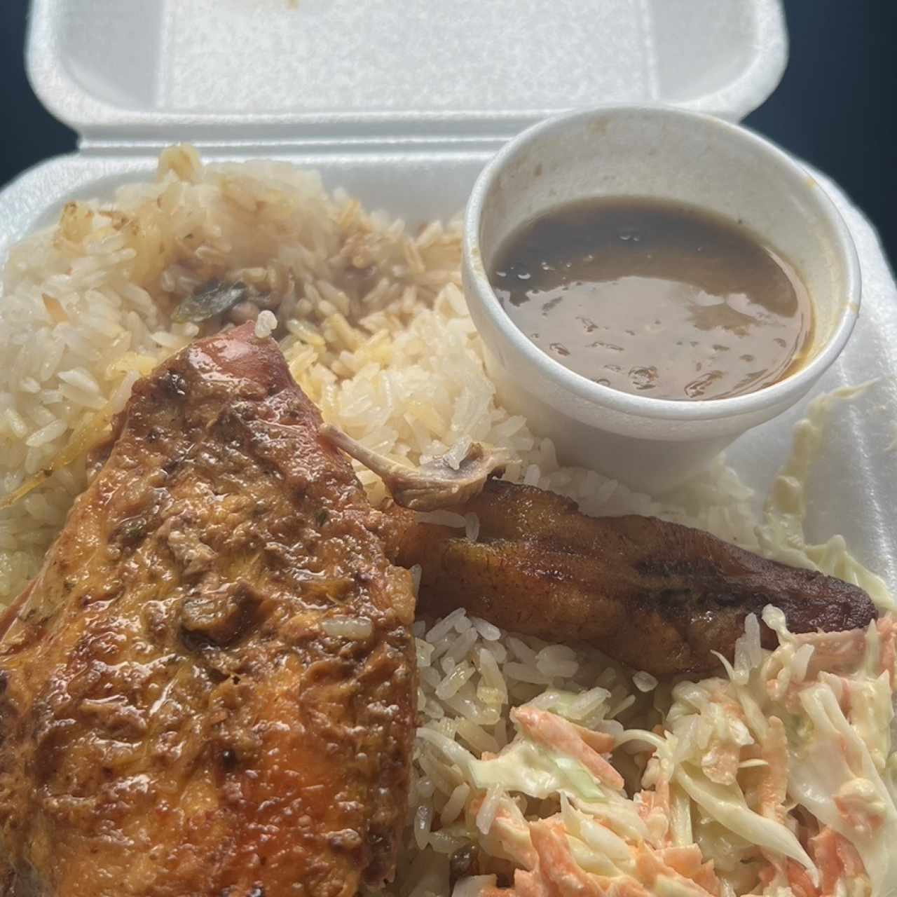 Arroz con coco, lentejas, pollo asado 