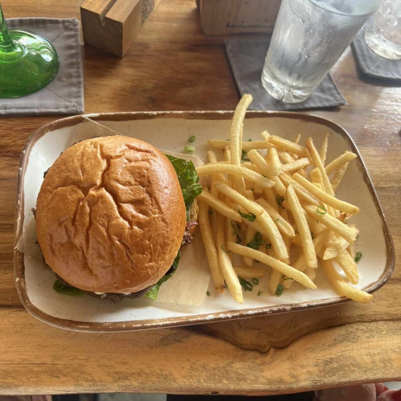 Hamburguesa con papas fritas 