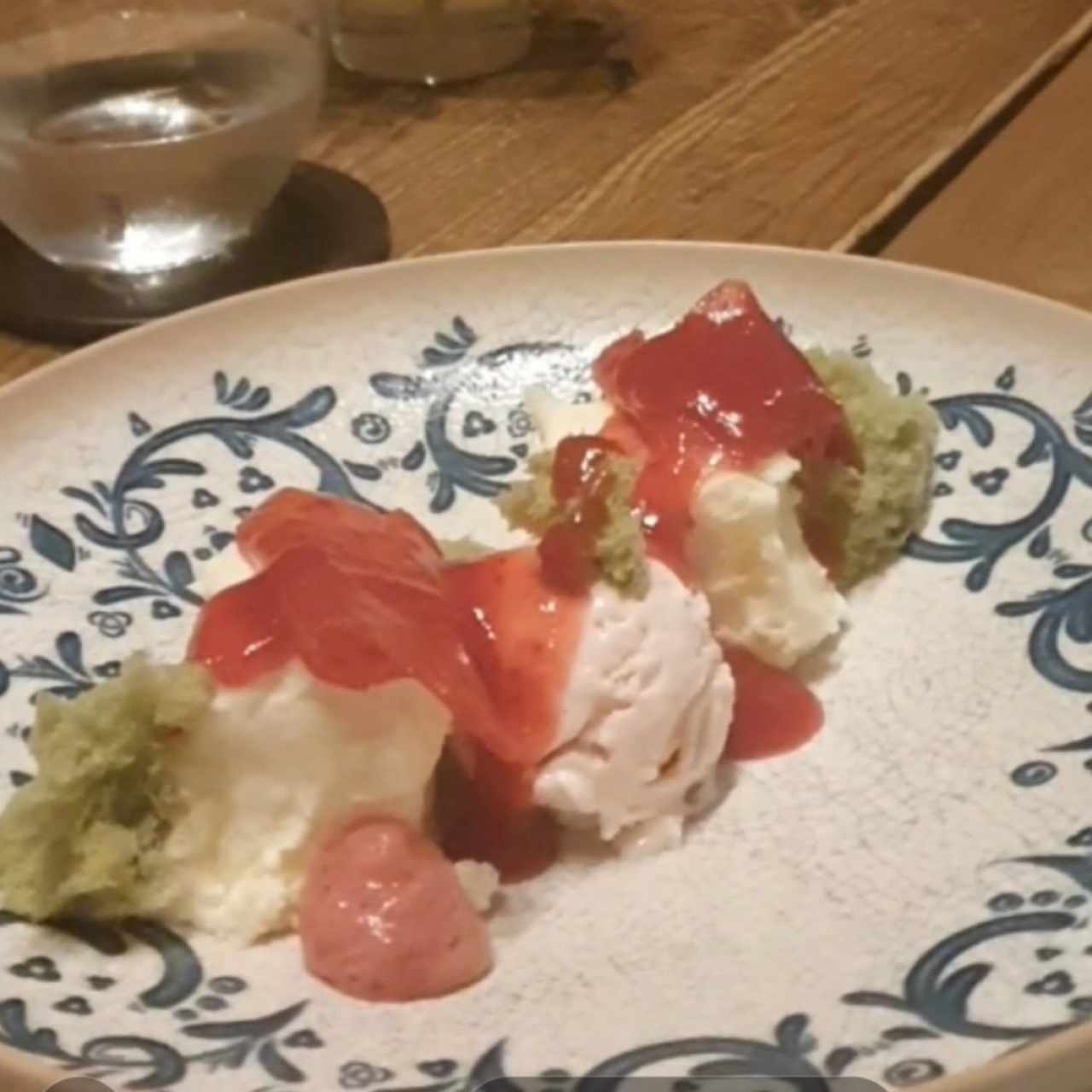 Cheesecake japonés con glaseado de fresa