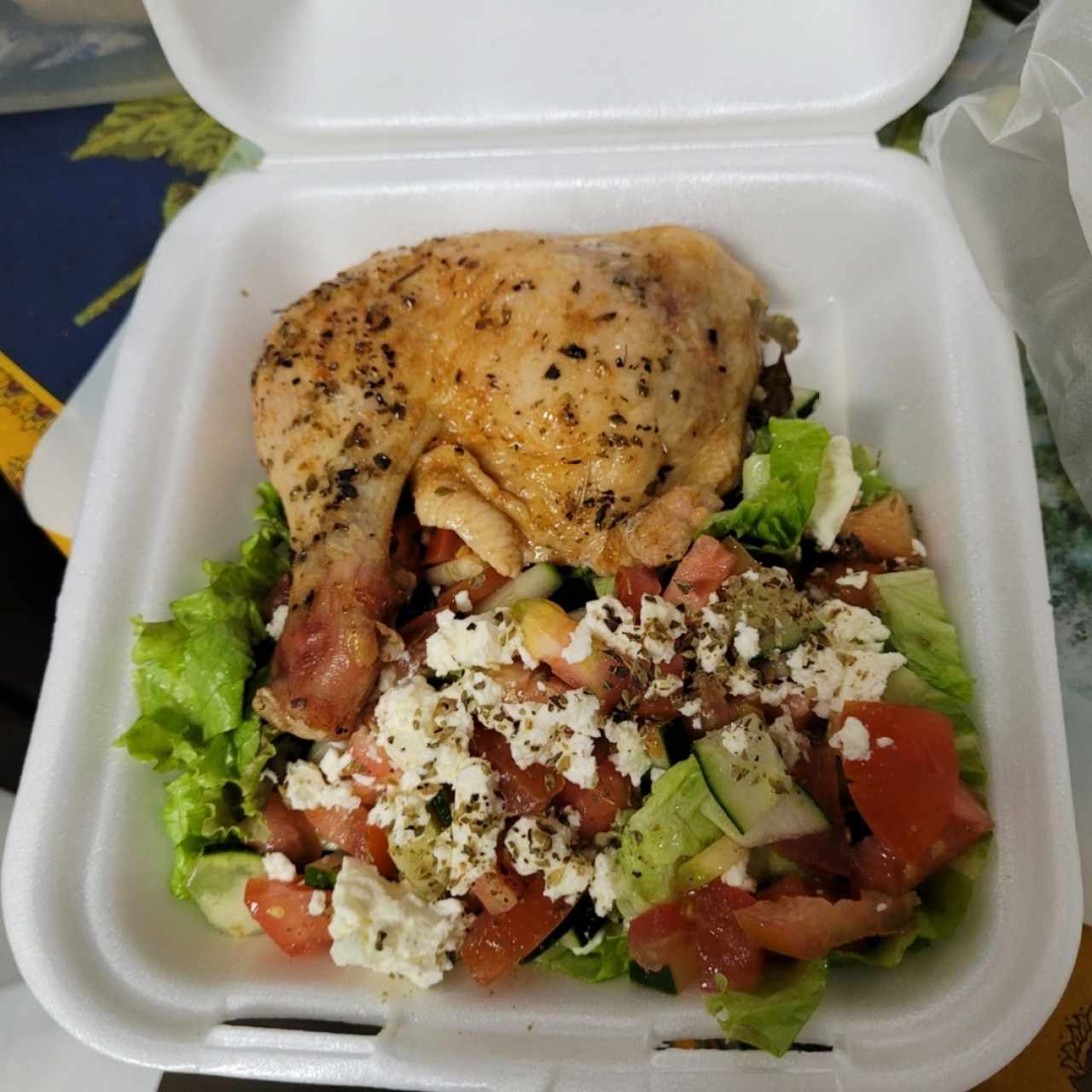 pollo finas hierbas y ensalada griega 