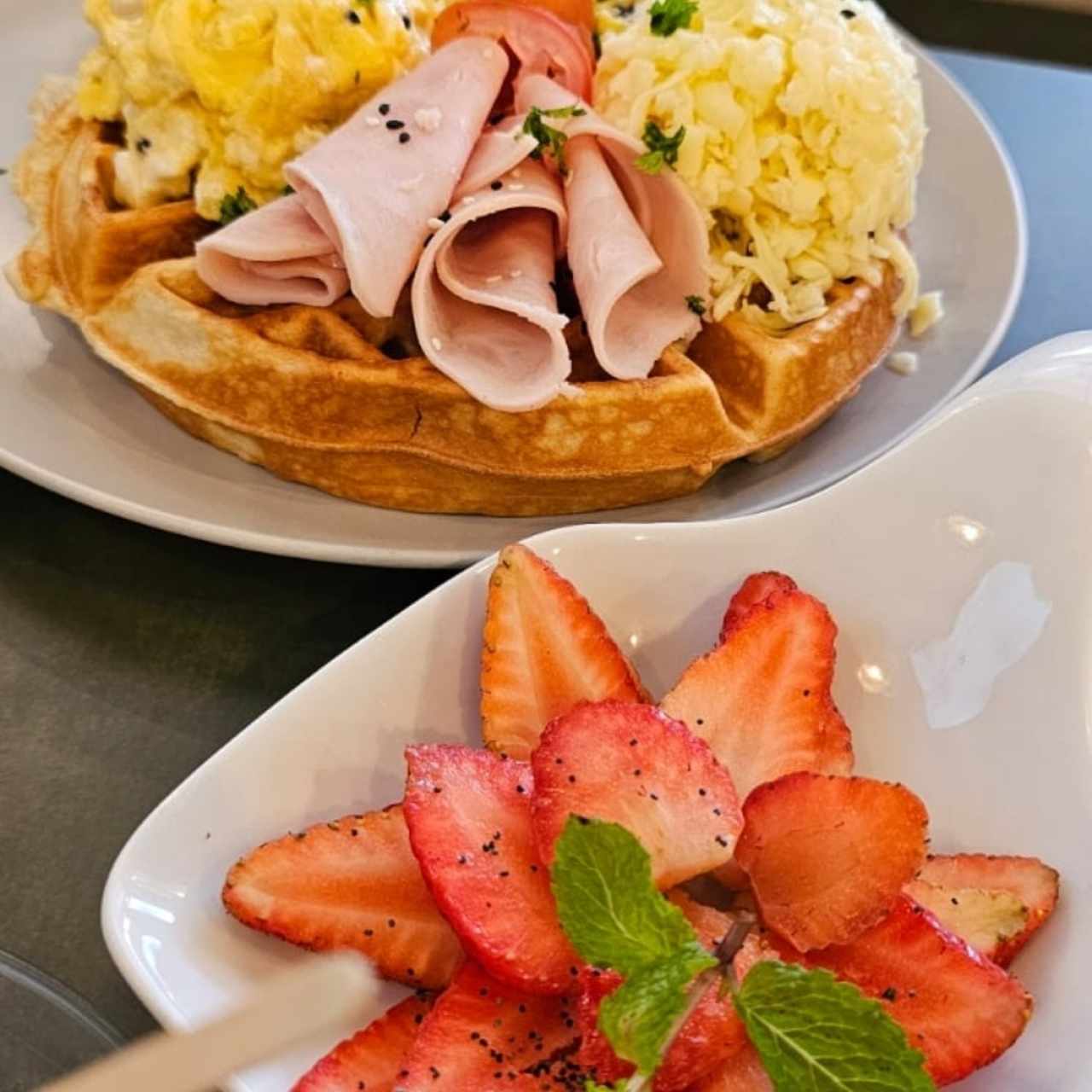 Waffle con Huevos y Jamón de Pavo