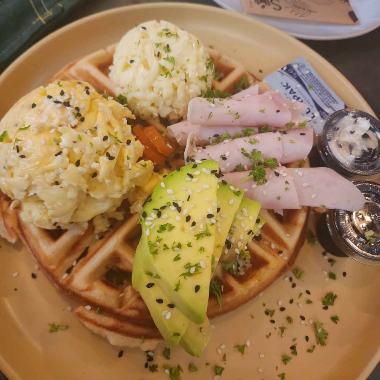 Waffle con Huevos,Aguacate,Queso y Jamón