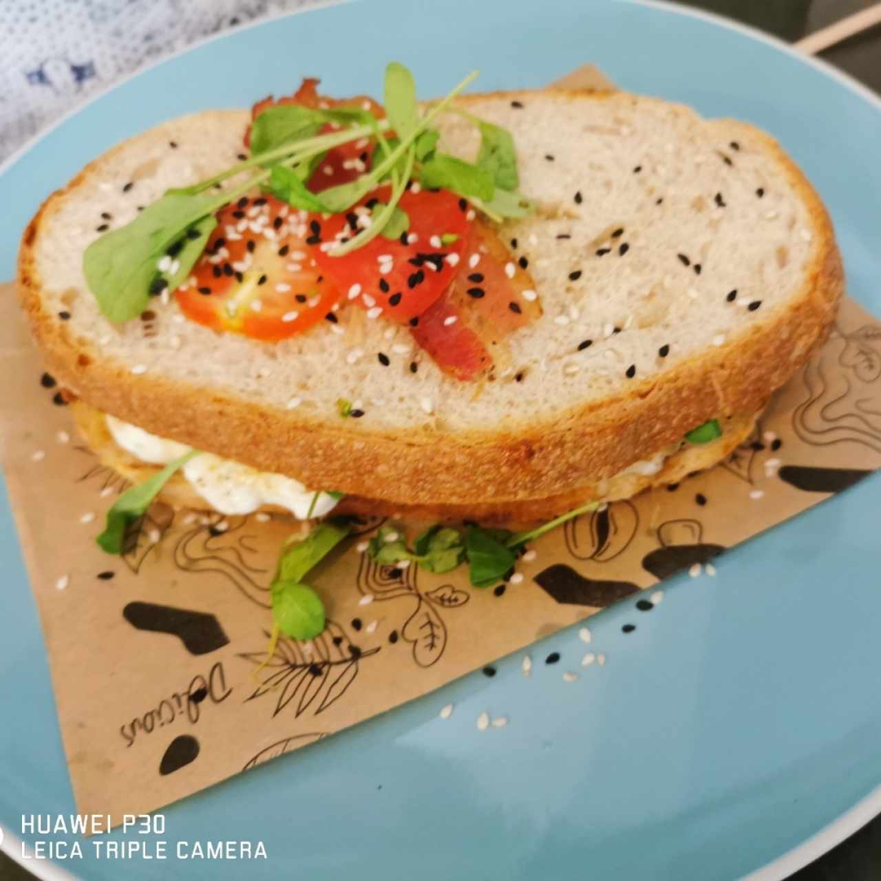 Pan de masa madre, jamón ahumado huevo y queso