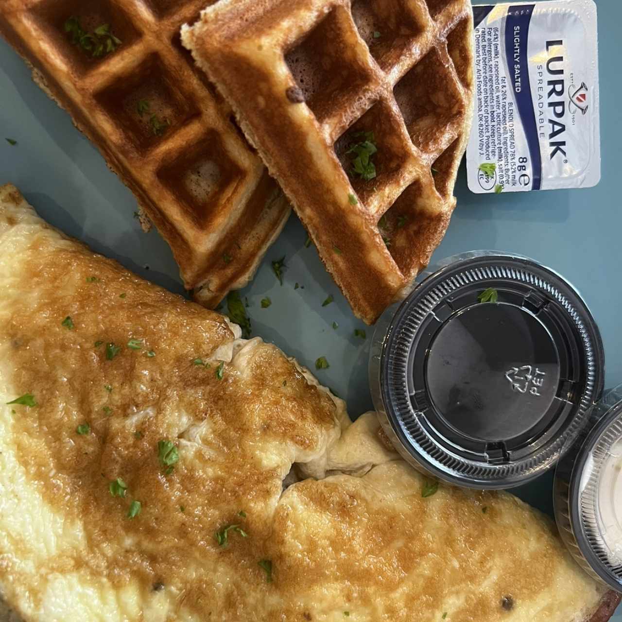 Omelette y waffles