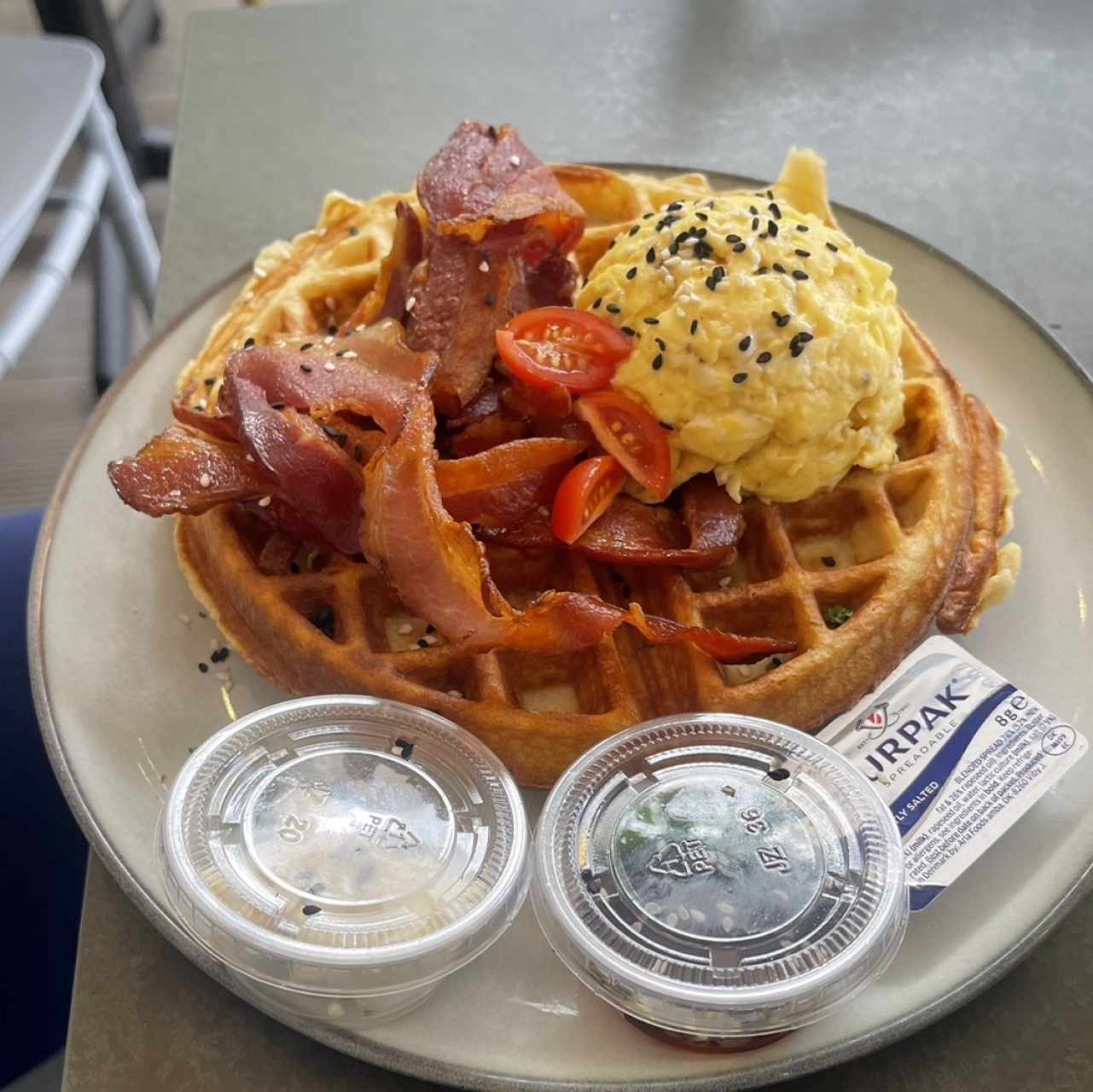 Waffle con Huevos y Bacon