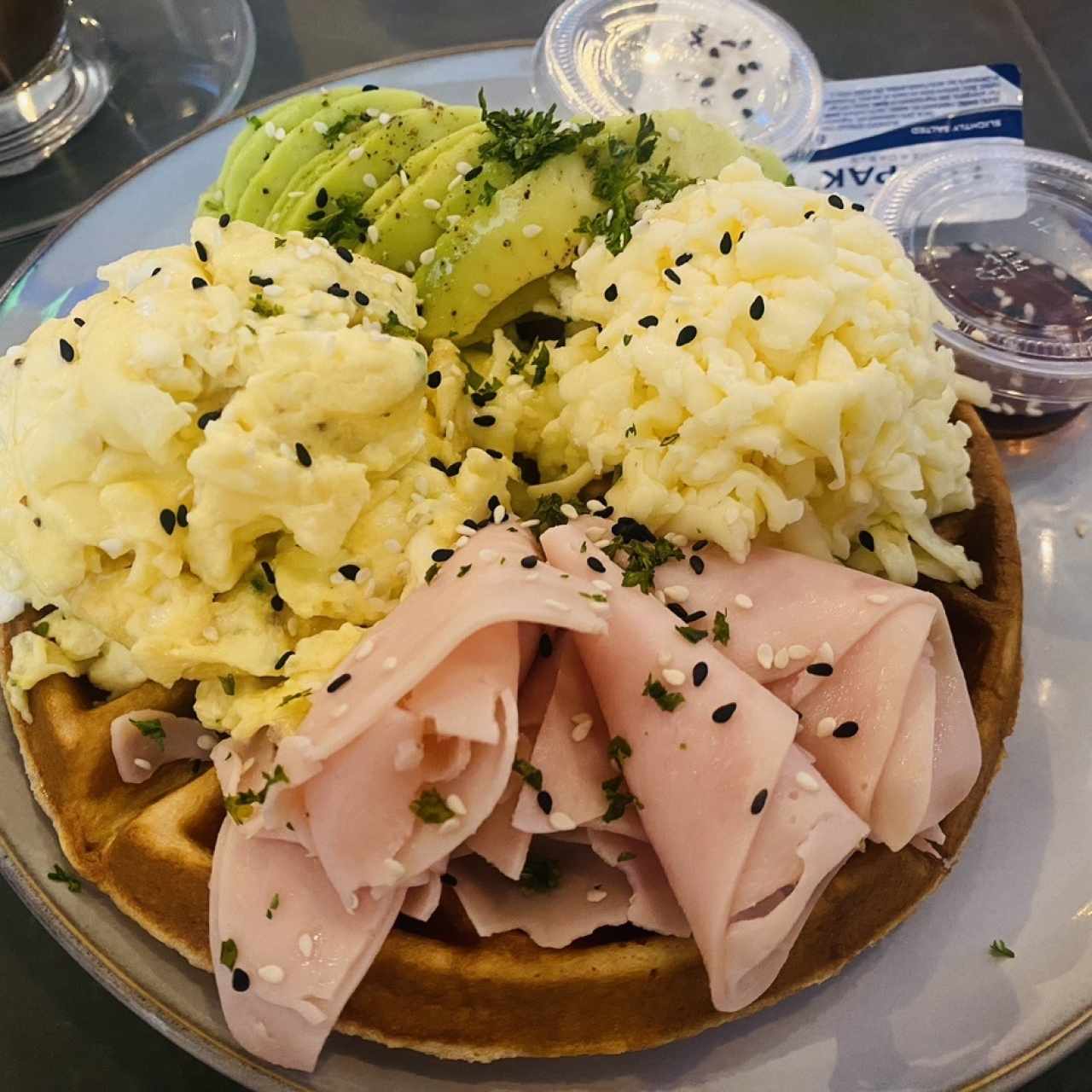 Waffle con Huevos,Aguacate,Queso y Jamón