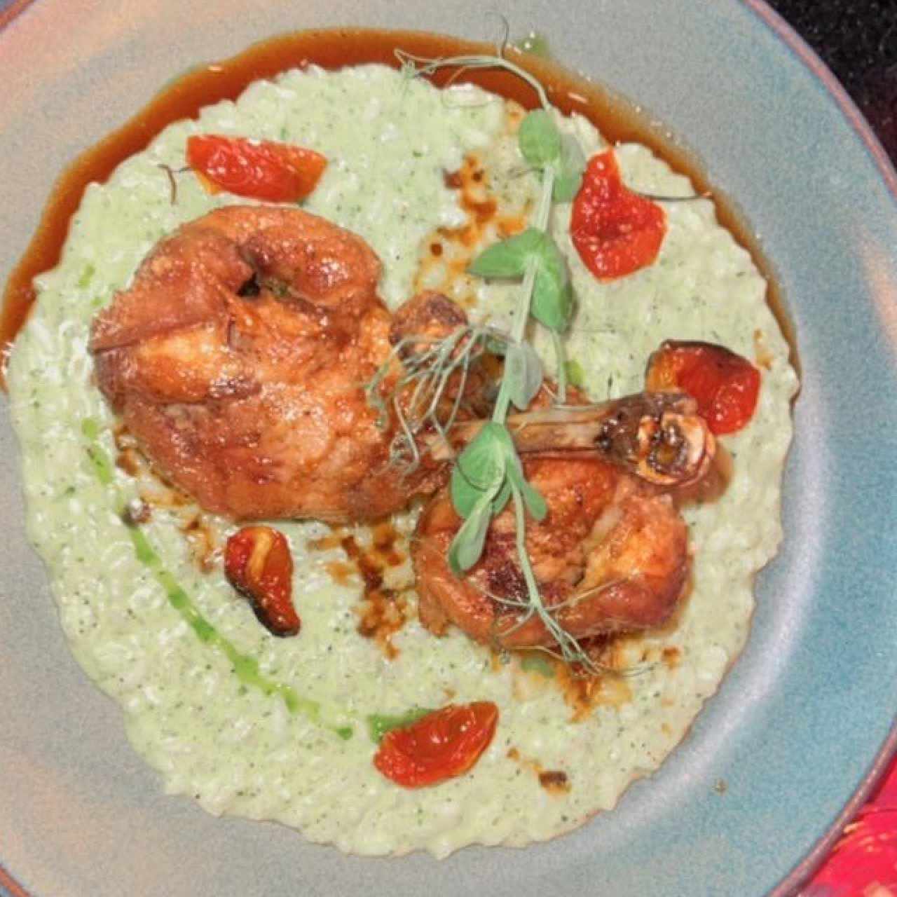 Pollo al jardin con rissoto de nuez moscada y pesto