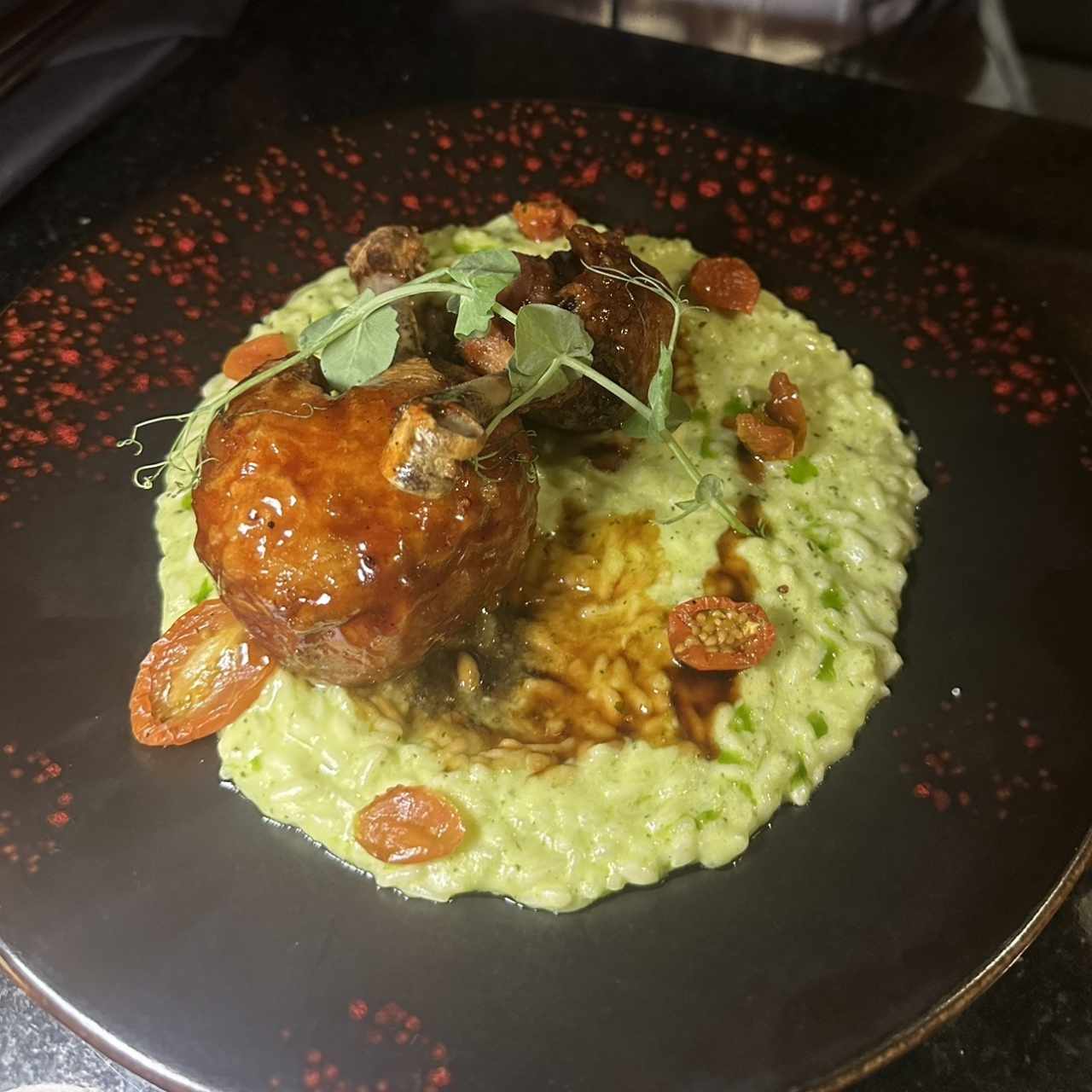 Pollo al jardin com risotto de nuez moscada y pesto