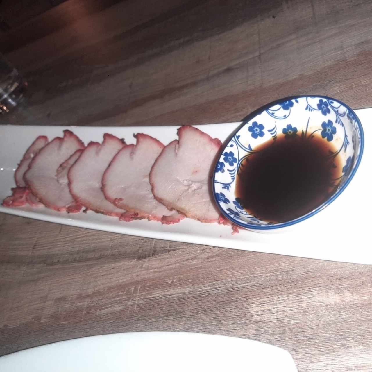 Lomo de cerdo ahumado y especies con salsa de tamarindo