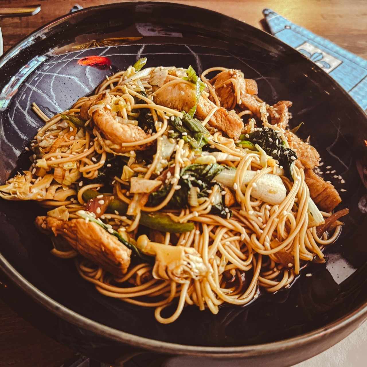 Chow mein con proteinas de su elección pollo, carne, cerdo