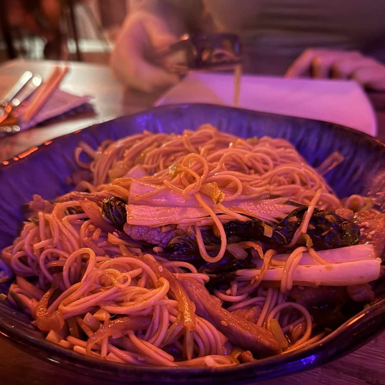 Chow mein con proteinas de su elección pollo, carne, cerdo