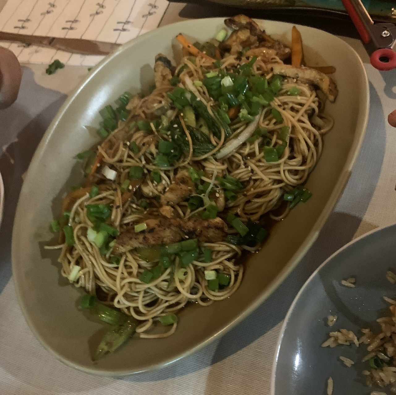 Chow mein con proteinas de su elección pollo, carne, cerdo