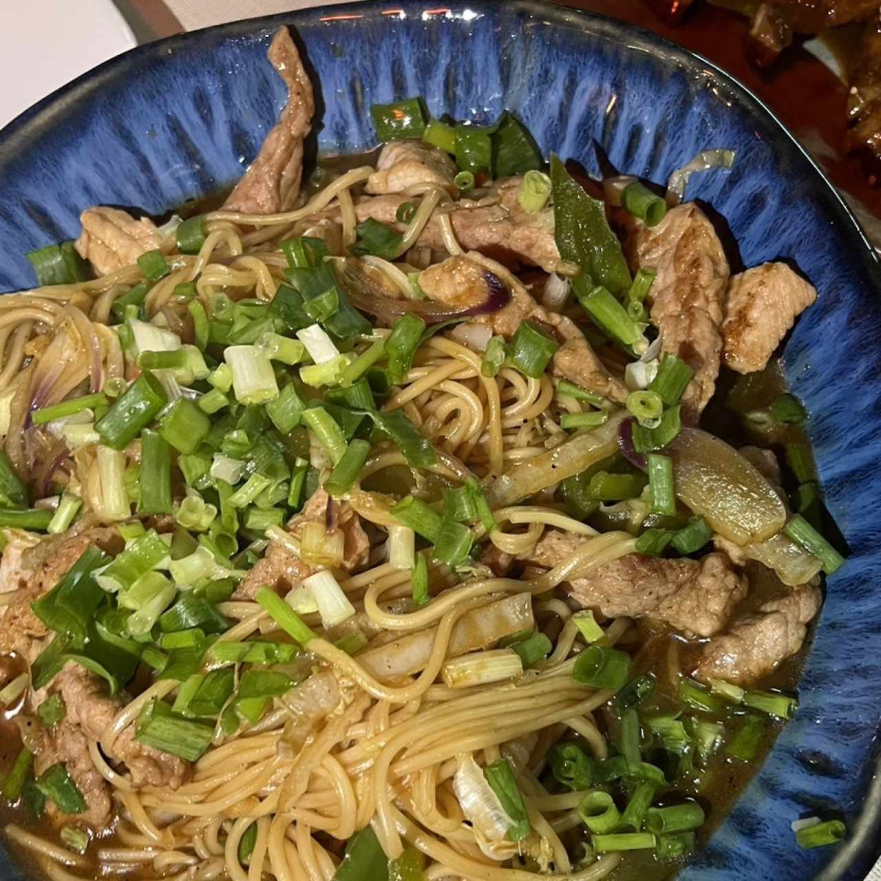 Chow mein con proteinas de su elección pollo, carne, cerdo