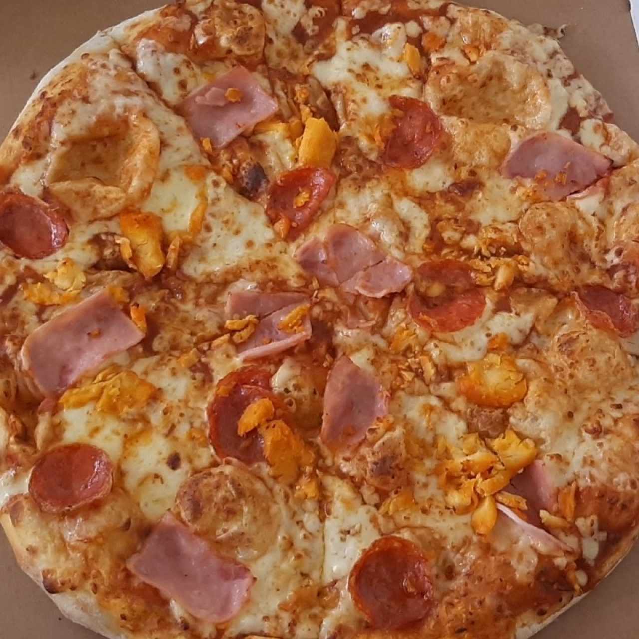 pizza familiar - pollo, jamón y peperoni 