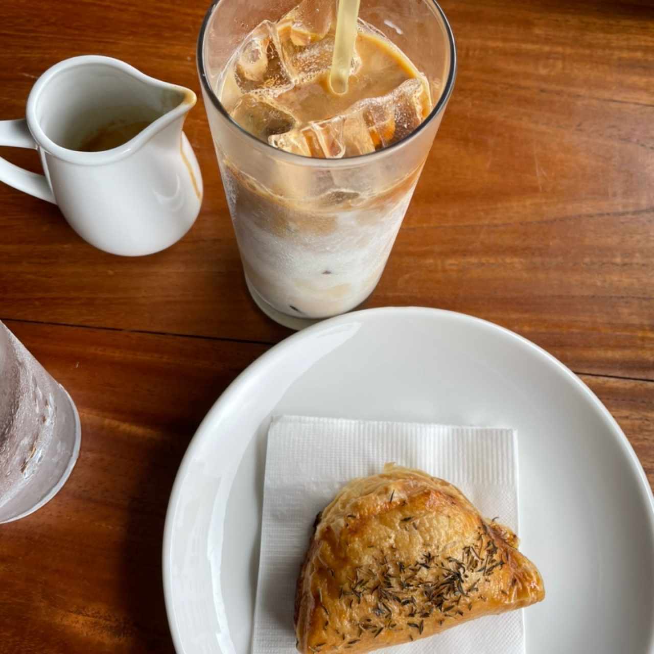 Mini empanadita de pollo y Iced latte con leche de almendras