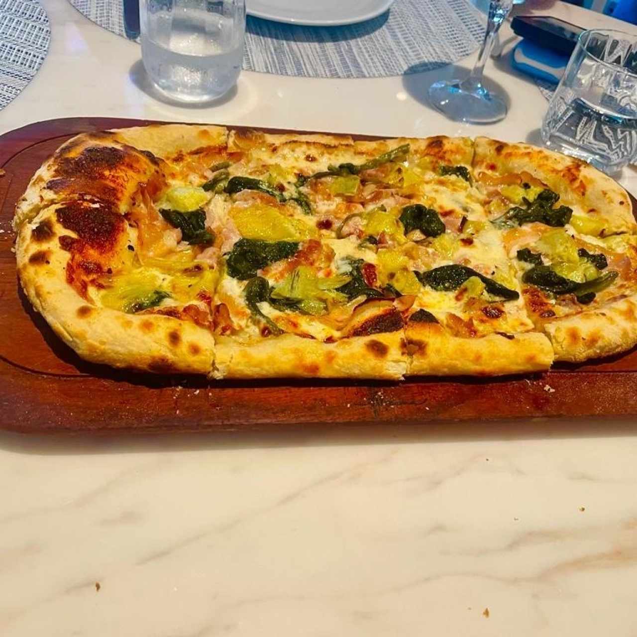 Pizza Filomena (Crema de Parmigiano Reggiano 30m DOP, pancetta Citterio, alcachofas, espinacas, Pecorino Romano)