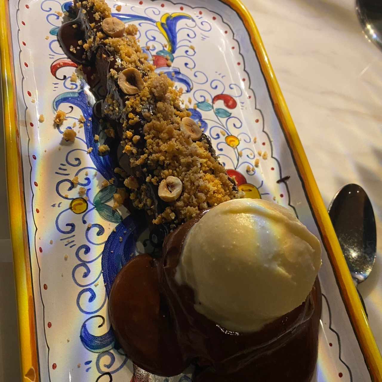 Postre de chocolate y helado de amaretto