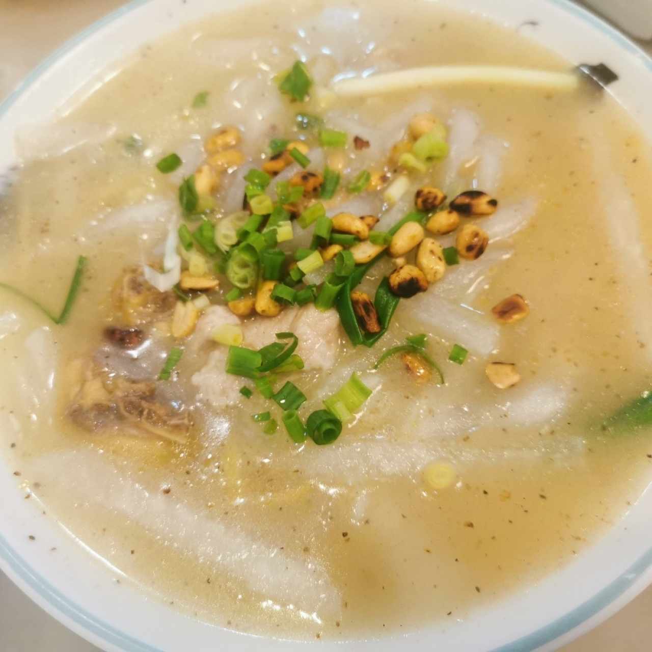 Sopa de pollo con nabo y tallarines de aguja