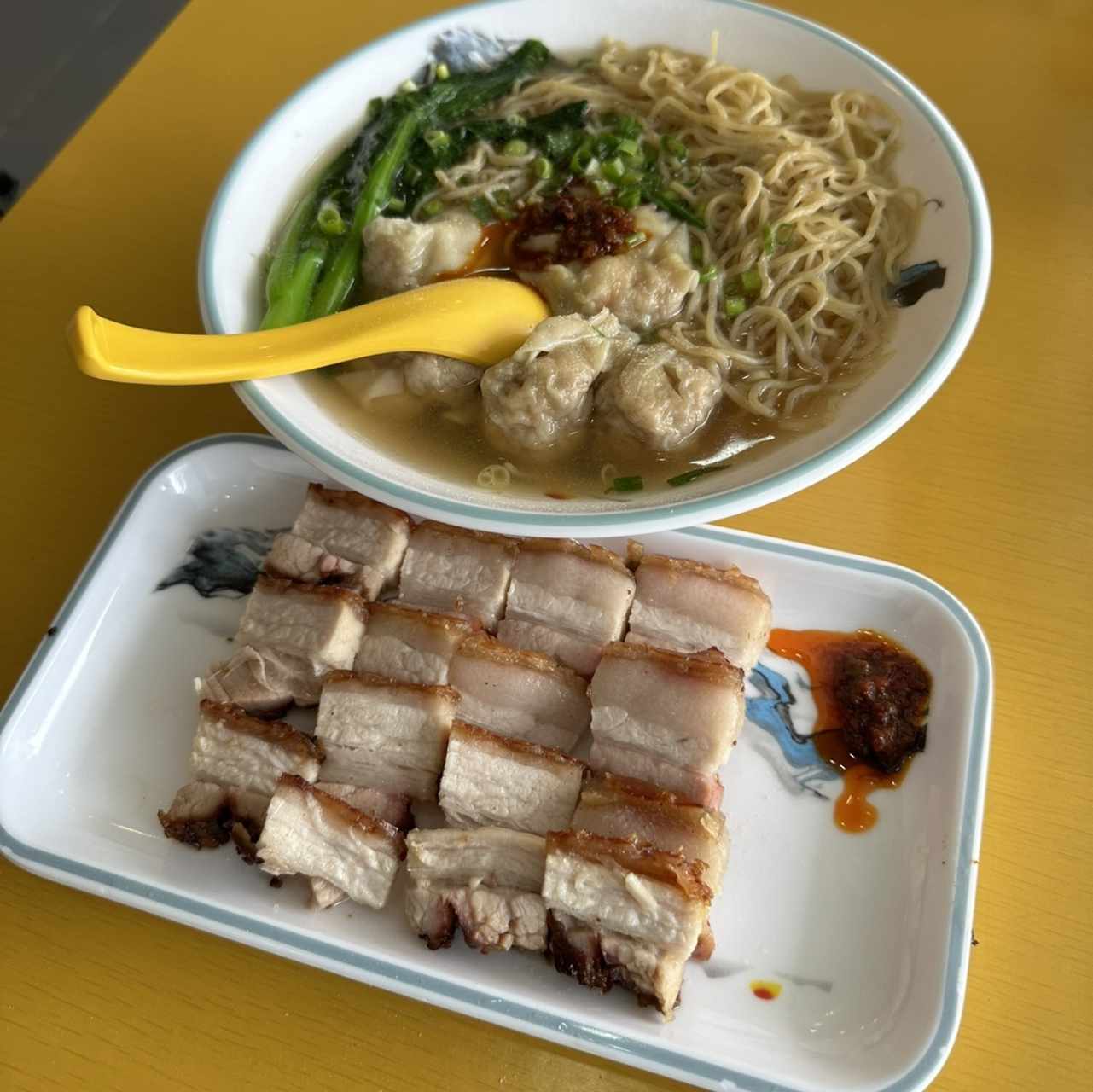 Sopa wanton con puerco y camaron y puerco asado