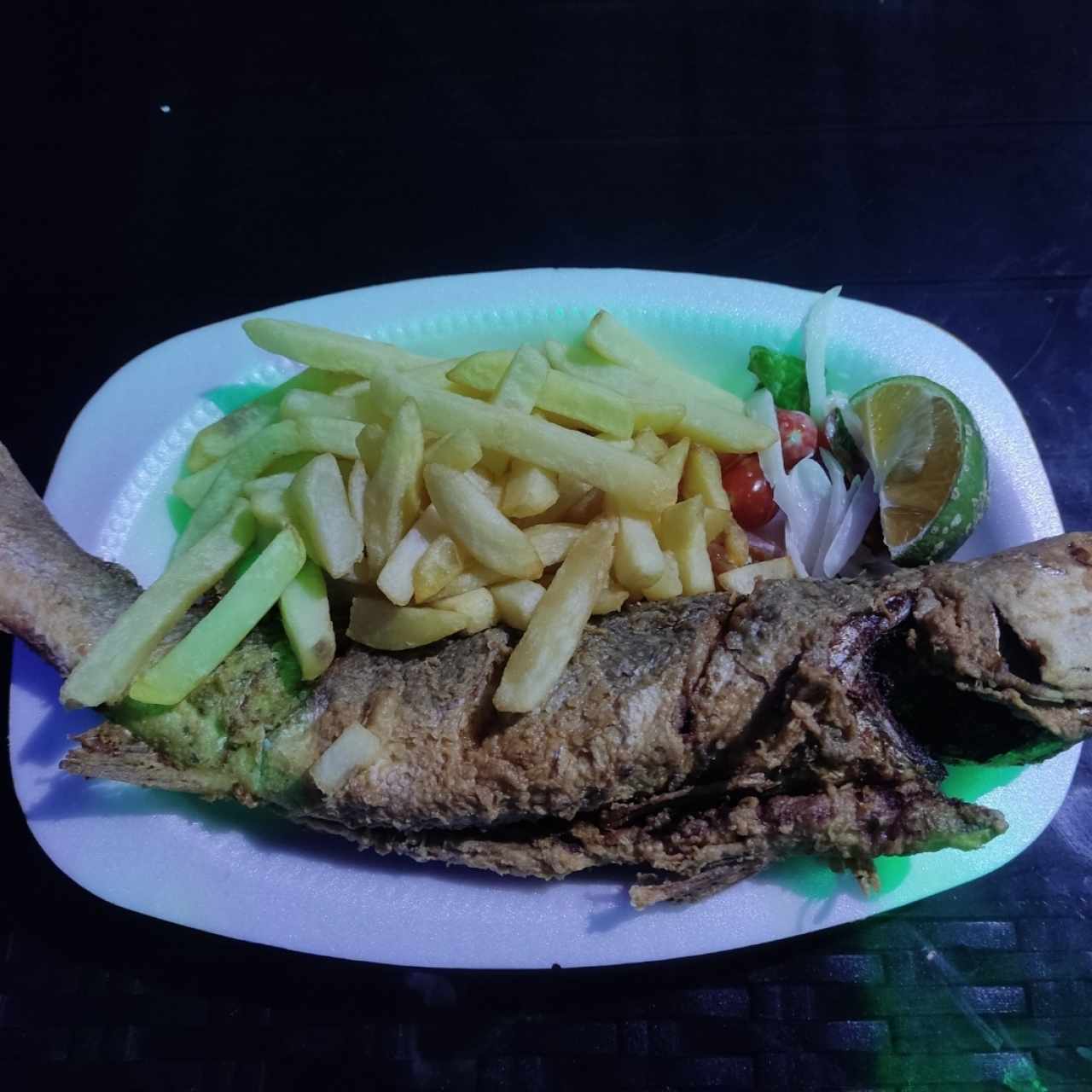 Pescado frito entero con papas fritas