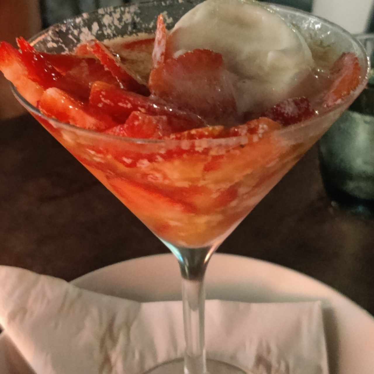 fresas con helado en salsa de naranja