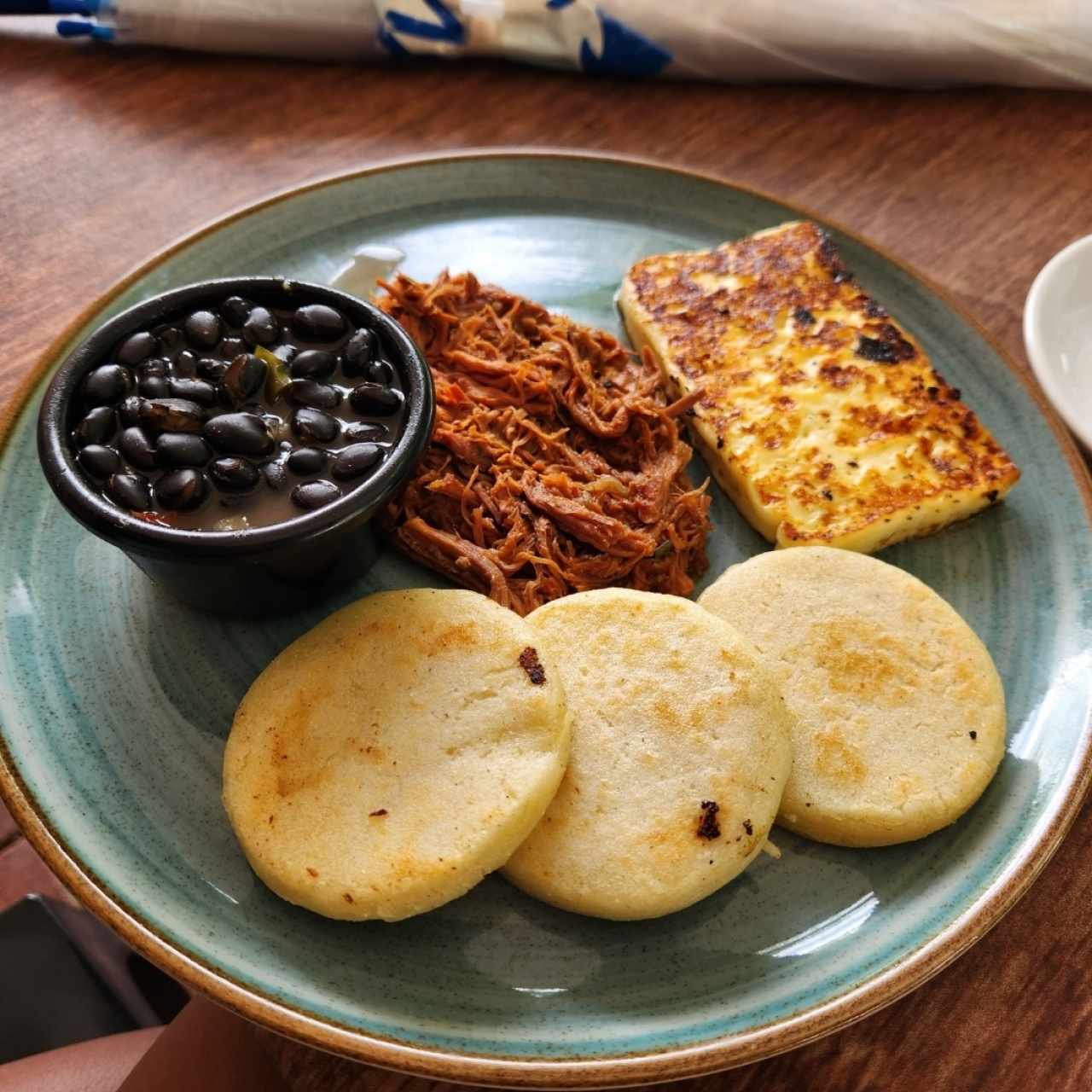 Arepa Carne Mechada y Queso